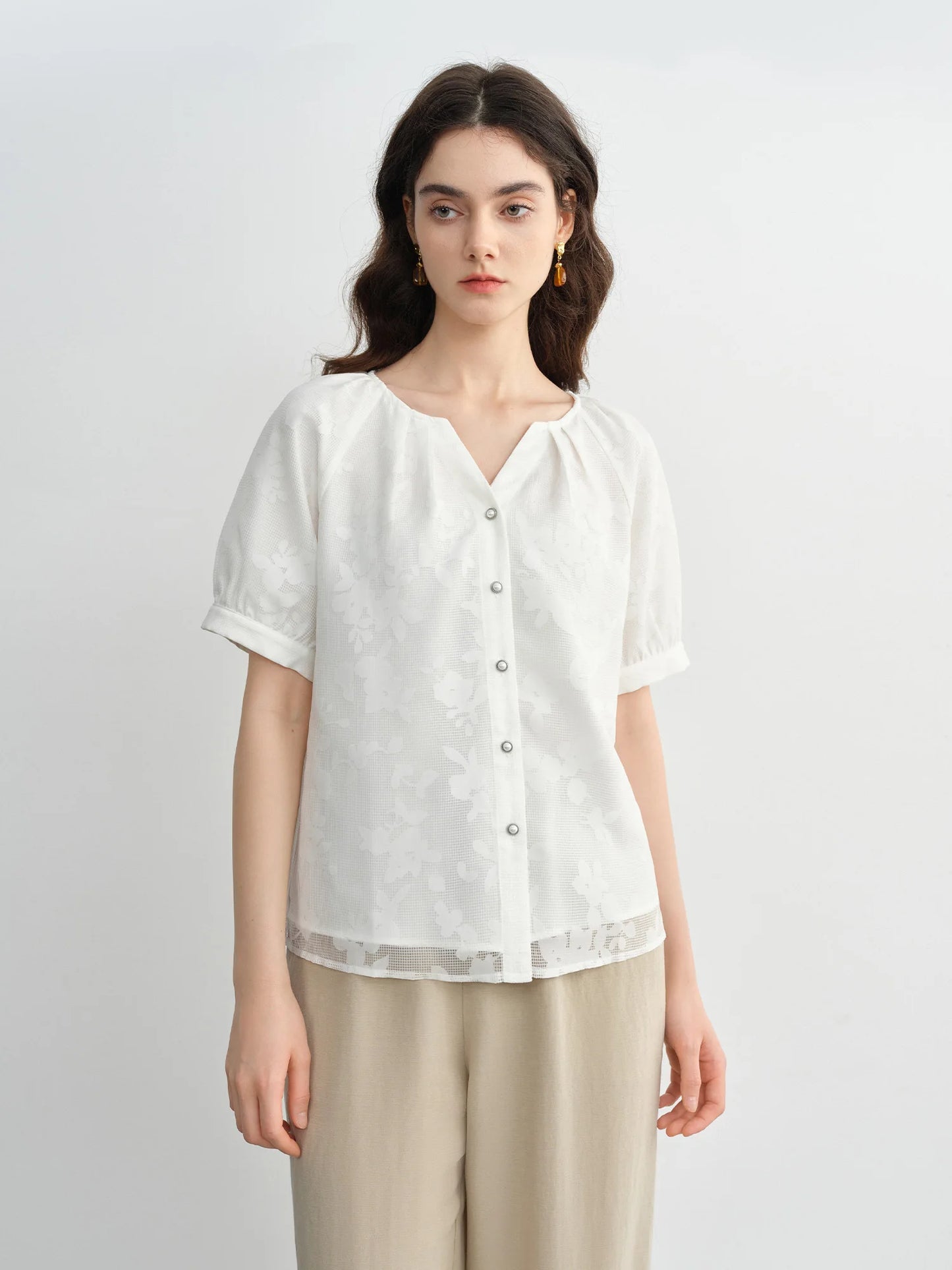 Kurzärmeliges Damen-T-Shirt im minimalistischen Stil mit Stickerei – vielseitig und modisch für den Sommer.