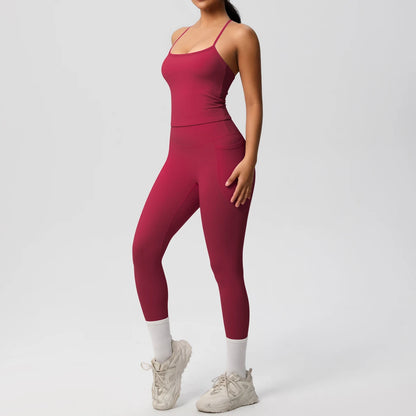 Sport-Set aus Top und Leggings in Weinrot, mit dünnen Trägern und Knöchelbündchen