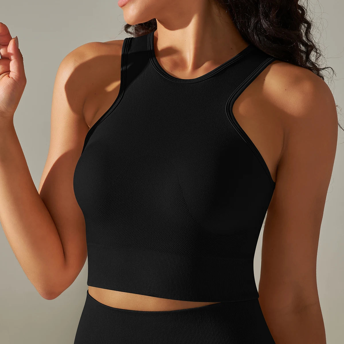 Damen-Sporttop mit Brustpolstern, Racerback, ärmellos, schwarzer Stoff