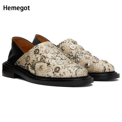 Beiger Herren-Loafer mit runder Spitze, Schlangenoptik und Ziernieten, Slip-On