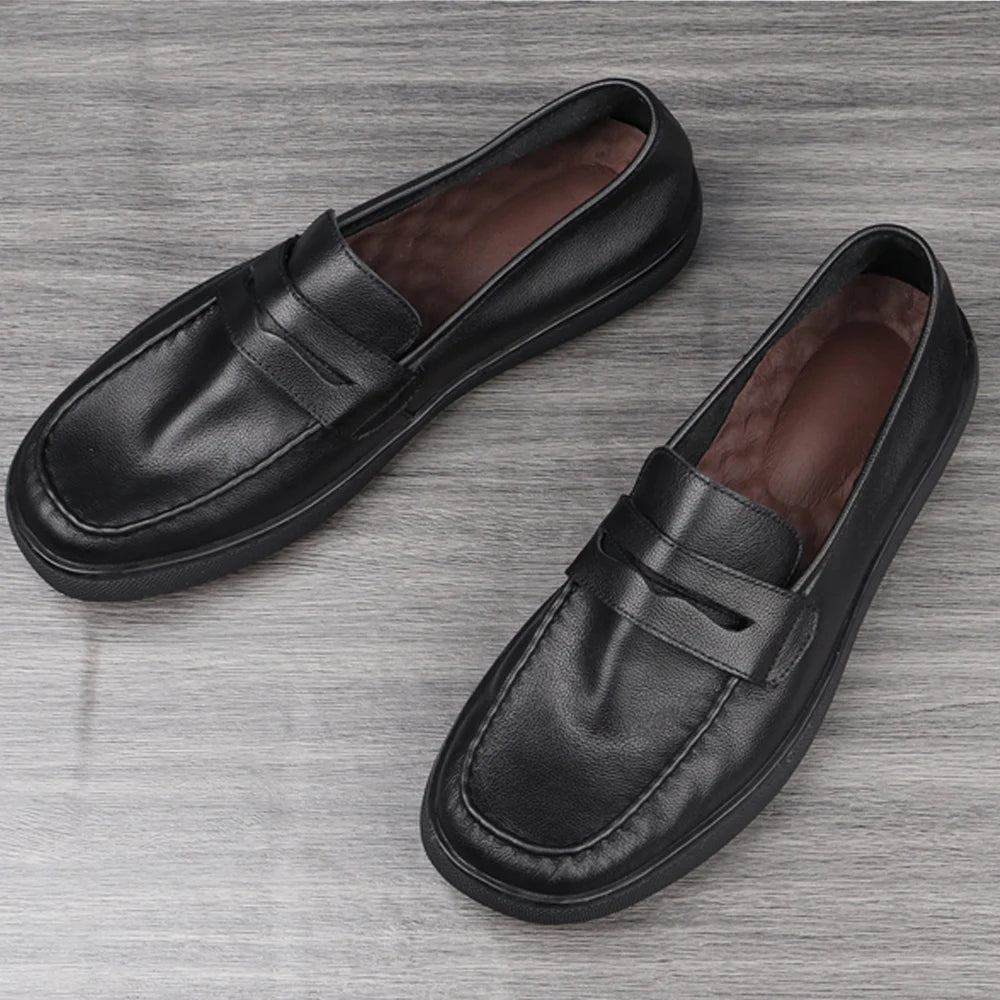 Schwarze Ledermokassins, Slip-On, Riemen am Spann, Vorderansicht