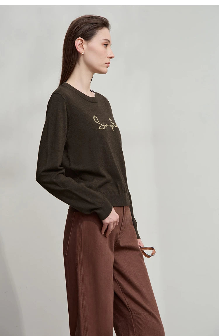 Dunkelbraunes Langarm-T-Shirt mit rundem Ausschnitt und „Simple“-Schriftzug