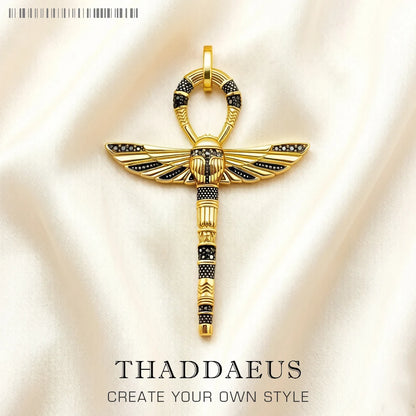 Großer Schmuckanhänger mit Ankh-Kreuz und Flügeln, goldfarben, mit schwarzem Muster