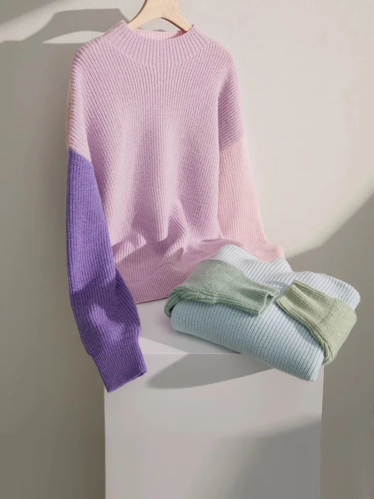 Rückenansicht eines Pullovers, fliederfarbenes Strickdesign mit farbigen Ärmeln