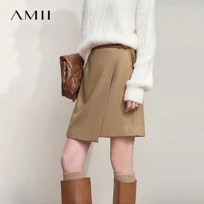 Camelbrauner Minirock mit Gürtelbund und kurzem geradem Schnitt