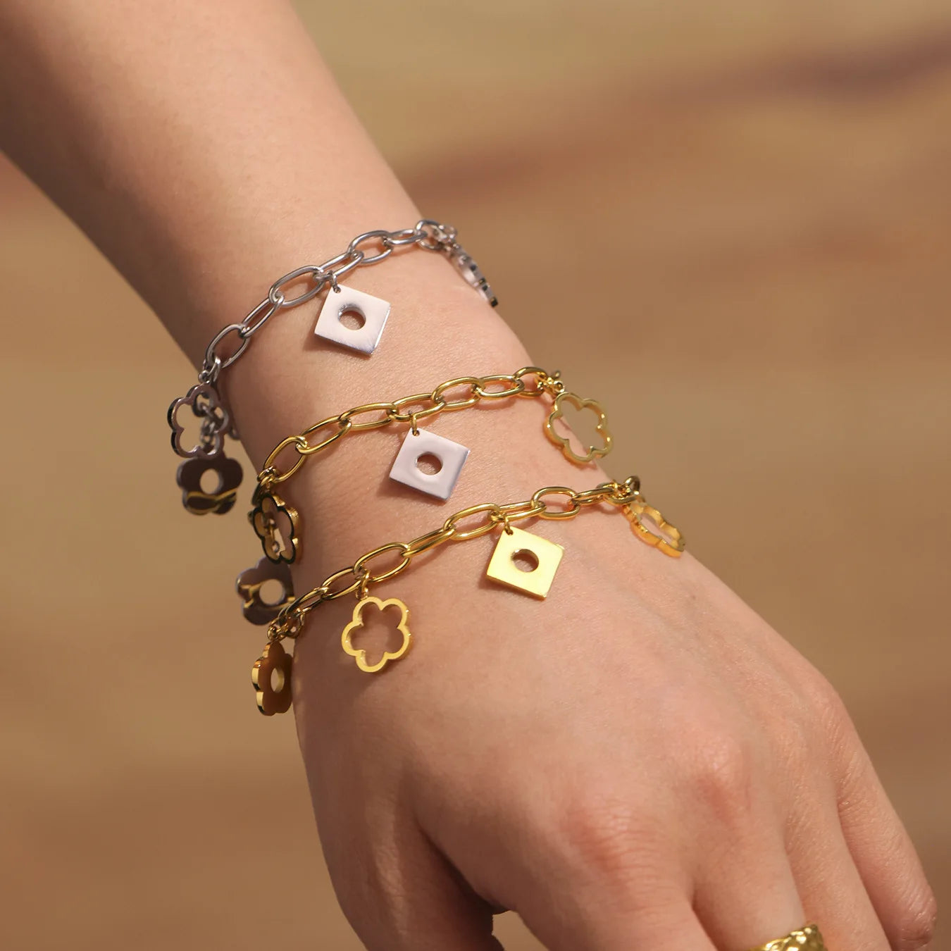 Damen-Charm-Armband mit Blumenmotiv aus Edelstahl