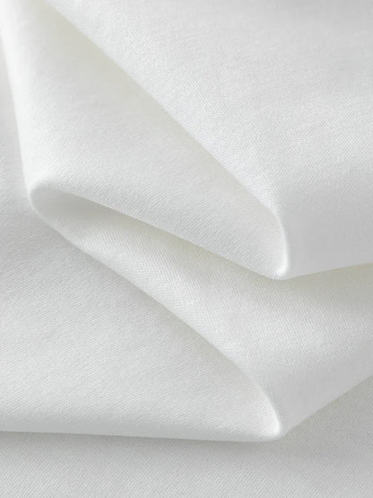 Einfaches Damen-T-Shirt mit Rundhalsausschnitt und kurzen Ärmeln – sommerlich, figurbetont und vielseitig kombinierbar.