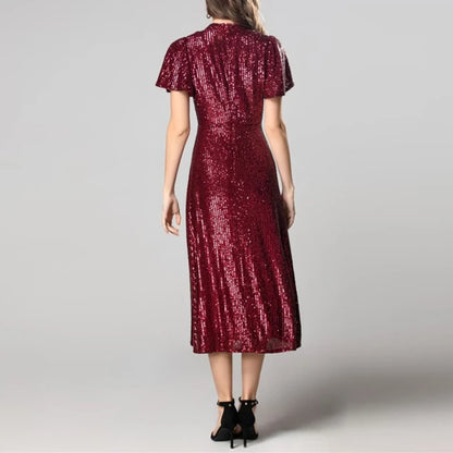 Elegantes Damenkleid mit Rundhalsausschnitt, langen Ärmeln und Perlen-Patchwork – figurbetontes Design für stilvolle Anlässe.