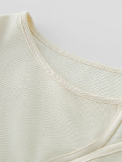 Beige Damenbluse mit Puffärmeln und Umlegekragen, einreihig mit Knopfverzierung – leichtes, kurzes Design