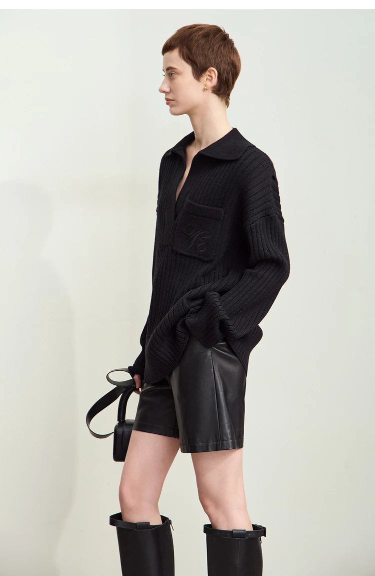 Schwarzer Strickpullover mit Reverskragen, gerippter Struktur und Brusttasche