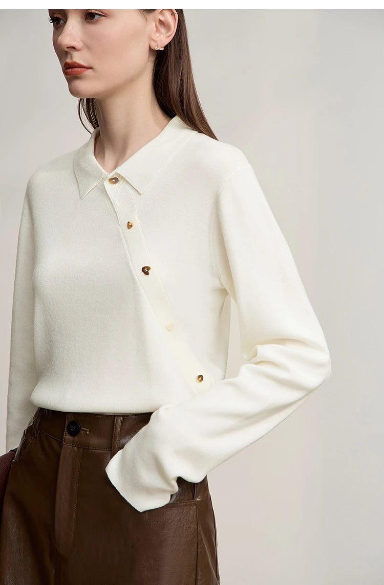 Beiger Strickpullover mit Kragen und Knöpfen, lange Ärmel, Detailansicht