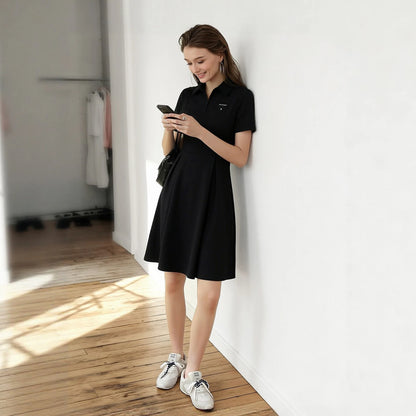 Stilvolles Polokragen Minikleid Für Damen Tailliert Und Bestickt