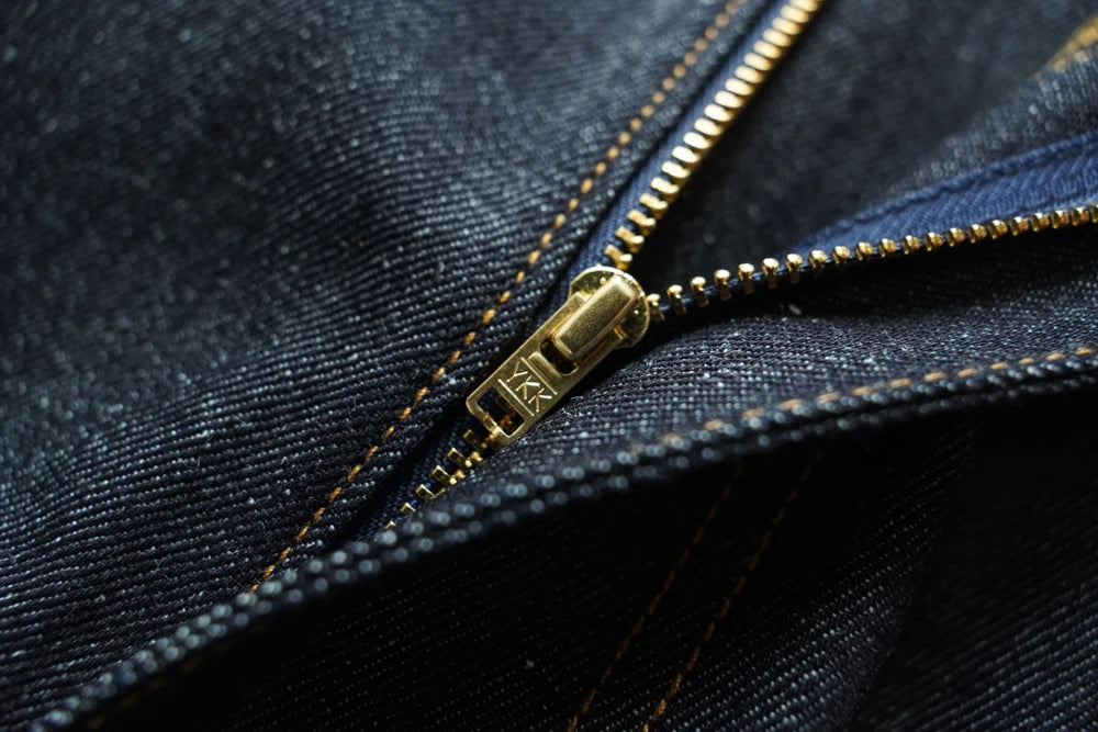 Herren Jeans aus Sommer Selvedge Denim mit lockerer Passform und hohem Bund
