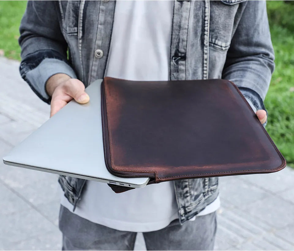 Braune Echtleder-Laptop-Tasche mit eingelegtem Laptop und offenem Frontfach