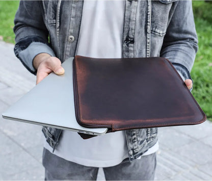 Braune Echtleder-Laptop-Tasche mit eingelegtem Laptop und offenem Frontfach