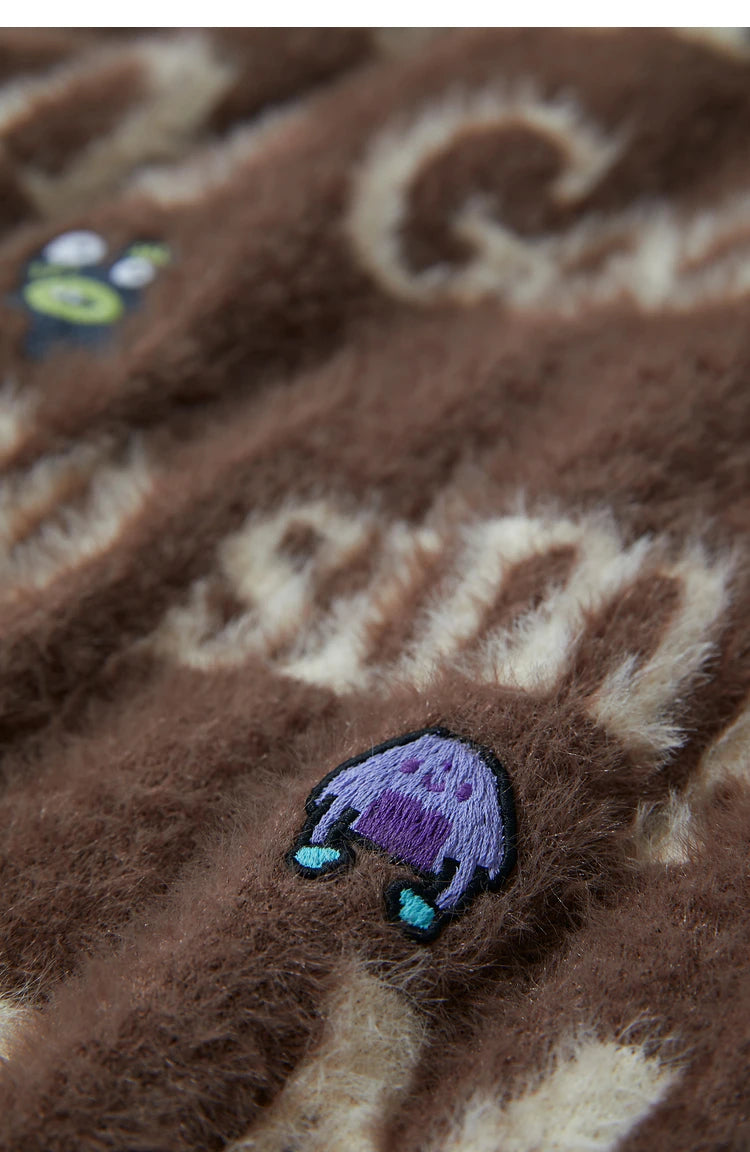 Damenpullover Braun/Dunkel mit bestickter Schriftfläche und buntem Patch am Ärmelbereich