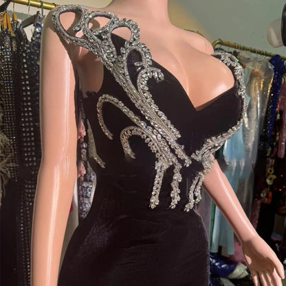 Schulterfreies ärmelloses Damenkleid mit Patchwork-Design und Falten – figurbetont und elegant