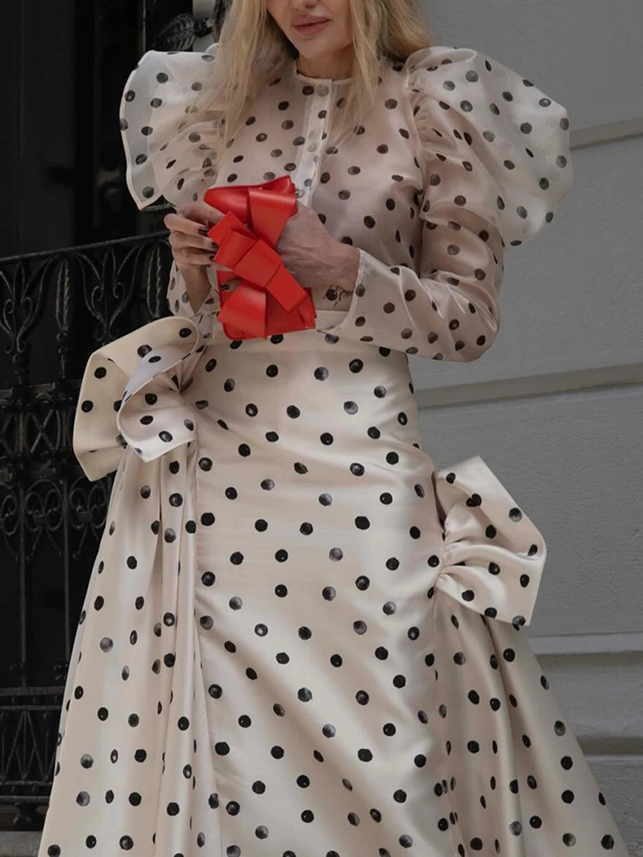 Ärmelloses Damen-Spitzenkleid mit Rundhalsausschnitt und Patchwork-Design – figurbetont und mit Hohldetails.