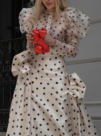 Ärmelloses Damen-Spitzenkleid mit Rundhalsausschnitt und Patchwork-Design – figurbetont und mit Hohldetails.