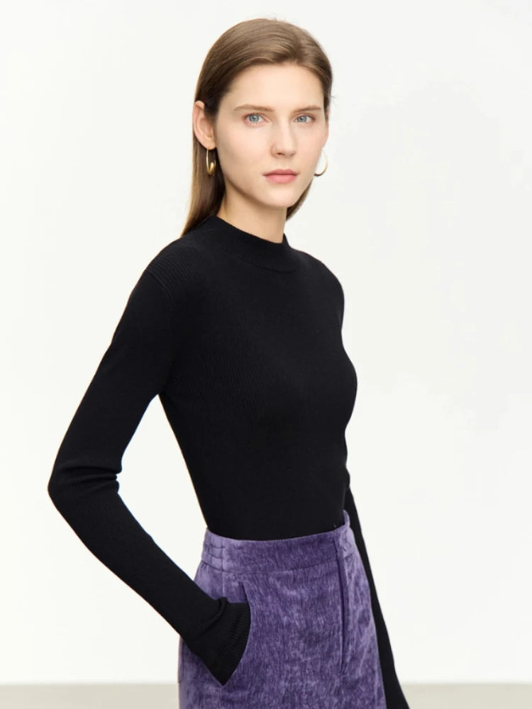 Schwarzer Damenpullover mit Rollkragen, lange Ärmel, feiner Strickstoff