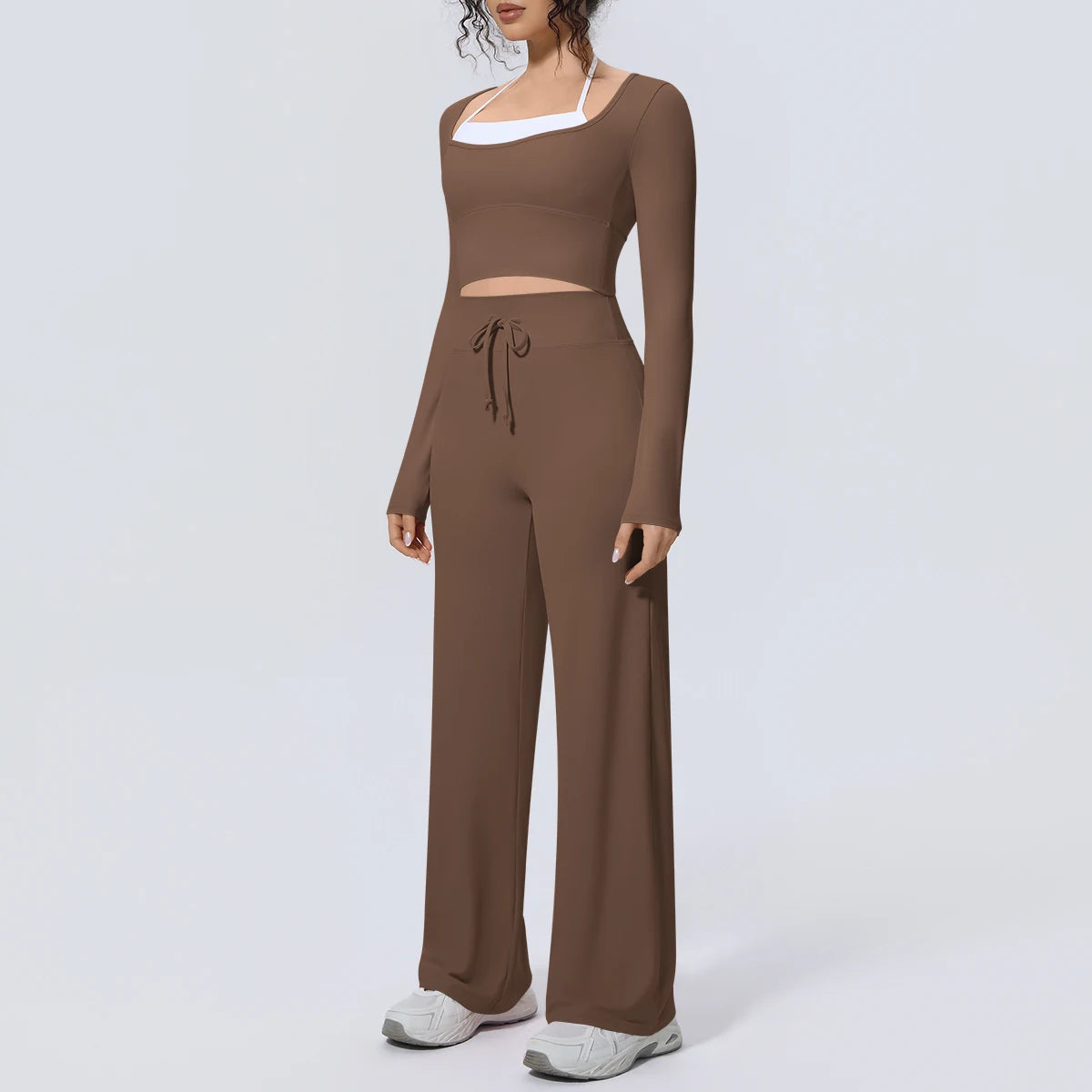 Braunes Yoga-Set: langarmiges Crop-Top mit weißem Ausschnittband und weitem Hosenbund