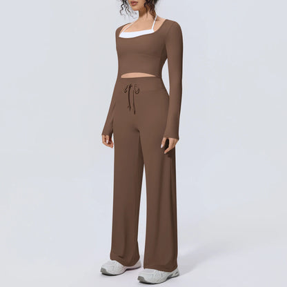 Braunes Yoga-Set: langarmiges Crop-Top mit weißem Ausschnittband und weitem Hosenbund