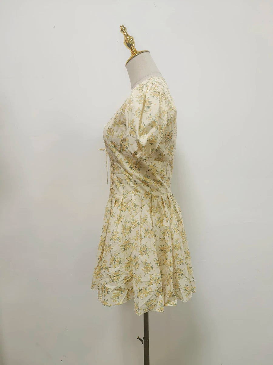 Langes Damen-Patchwork-Kleid mit Rüschen und Falten, Rundhalsausschnitt und langen Ärmeln – ideal für besondere Anlässe.