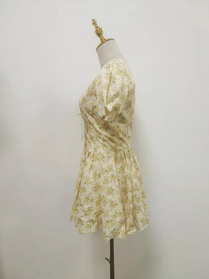 Langes Damen-Patchwork-Kleid mit Rüschen und Falten, Rundhalsausschnitt und langen Ärmeln – ideal für besondere Anlässe.