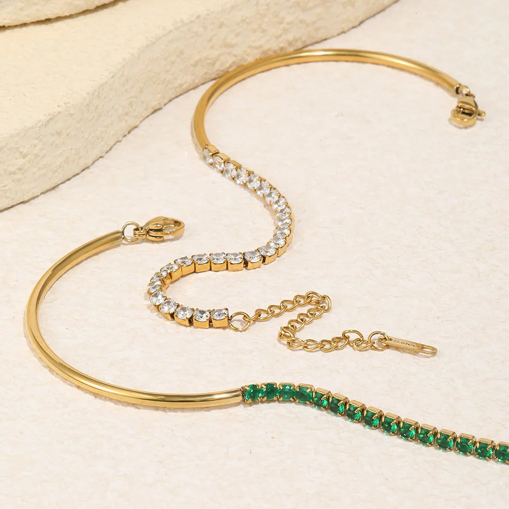 Goldfarbenes Tennisarmband mit weißen CZ-Steinen und weiteres Armband mit grünen CZ-Steinen