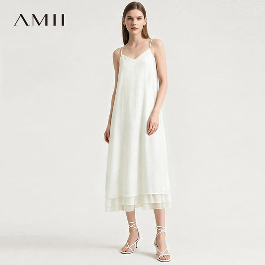 Sommerkleid in Hellbeige mit schmalen Trägern und V-Ausschnitt, leicht fließend, mit Volantsaum