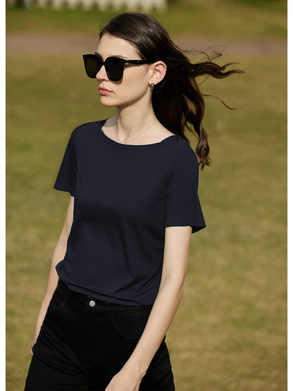 Damen T-Shirt im minimalistischen Stil mit One-Line Kragen und kurzen Ärmeln