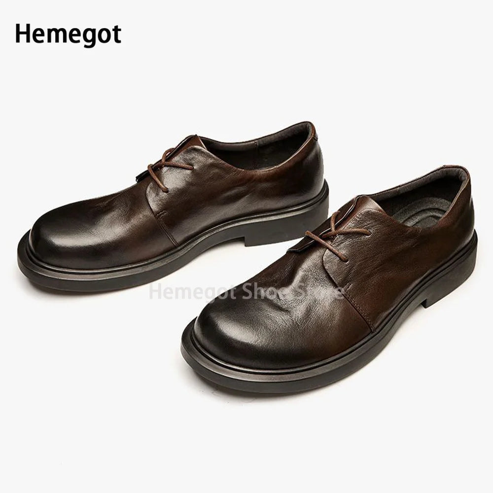 Braune Lederschnürschuhe mit Plateausohle und Schnürung