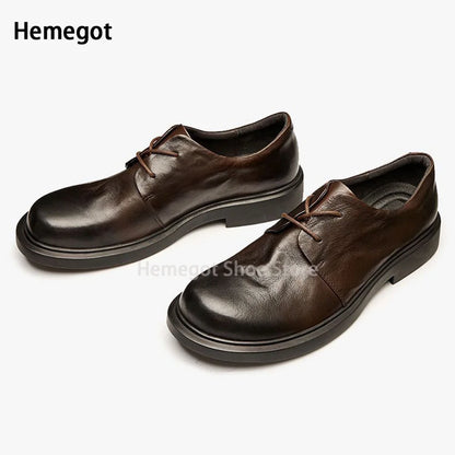 Braune Lederschnürschuhe mit Plateausohle und Schnürung