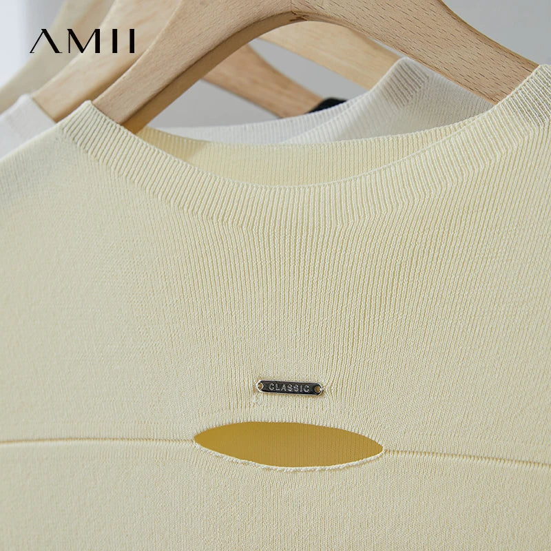 AMII Damenpullover, hellbeiger Feinstrick, gerippter Rundhals, Logo-Plakette