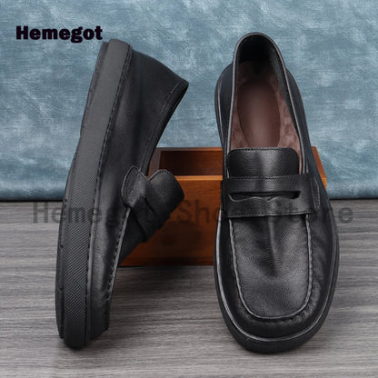 Schwarze Ledermokassins, Slip-On, Riemen am Spann, Seitenansicht