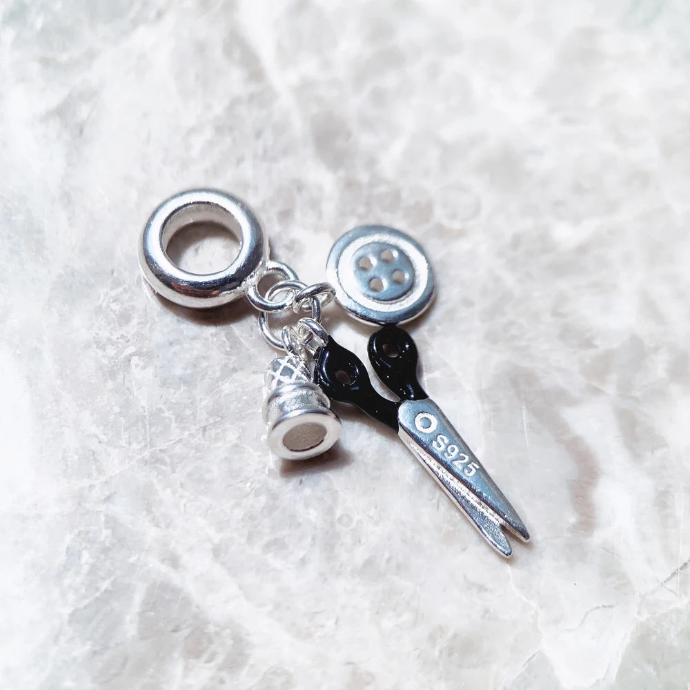 Silberner Schmuck-Anhänger mit Schere, Knopf-Elementen und 925er-Prägung