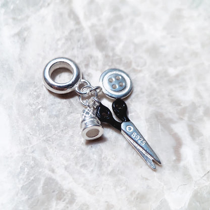 Silberner Schmuck-Anhänger mit Schere, Knopf-Elementen und 925er-Prägung