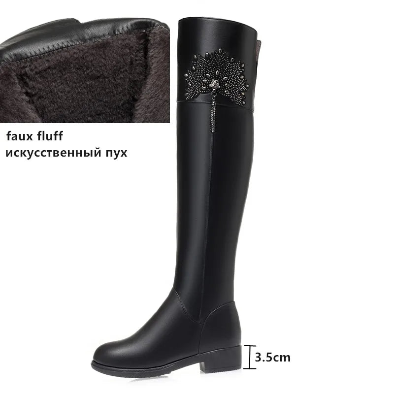 Schwarzer Overknee-Stiefel mit Fellfutter, Strass-Dekor am Schaft und Blockabsatz ca. 3,5 cm