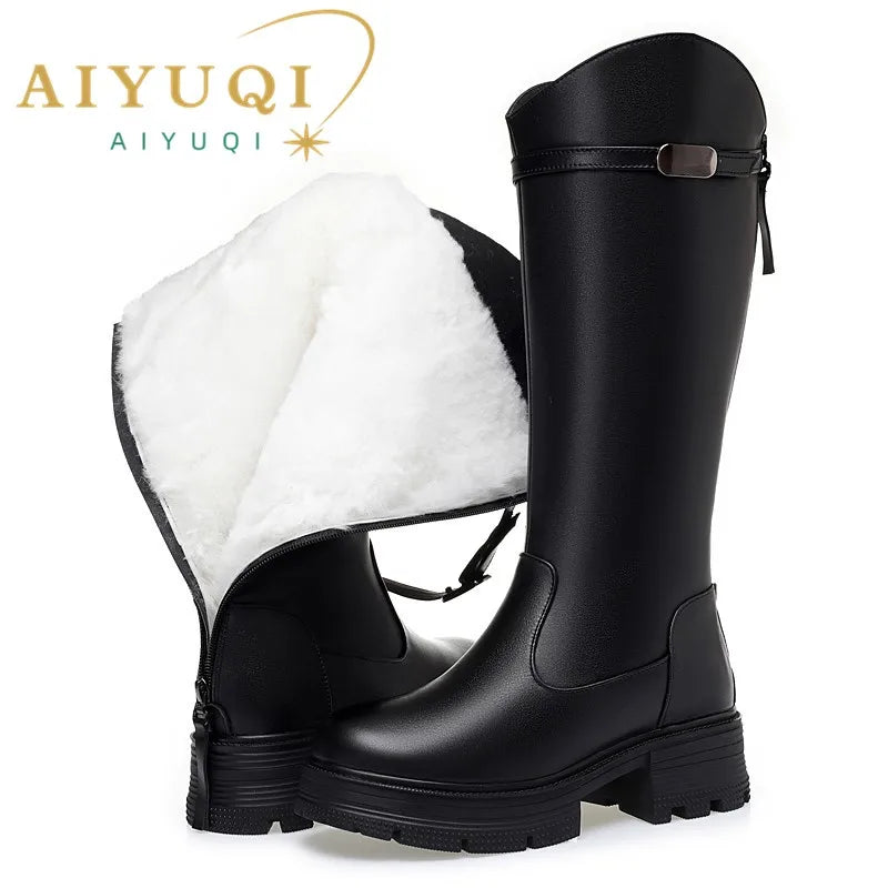 Hohe schwarze Winterstiefel mit breitem Riemen und Profilsohle, innen mit weißem Fellfutter