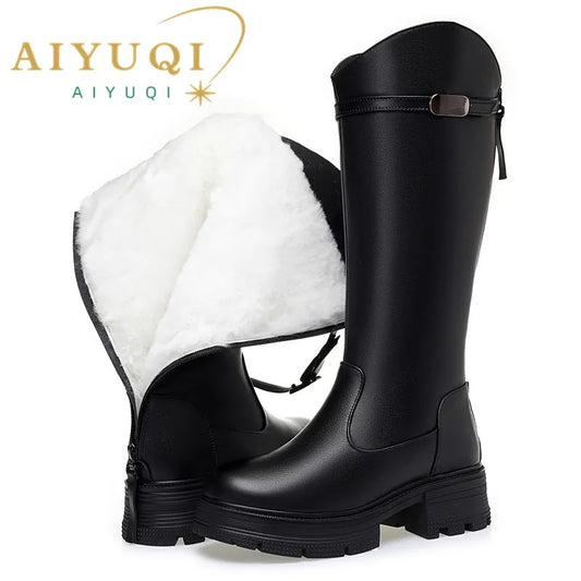 Hohe schwarze Winterstiefel mit breitem Riemen und Profilsohle, innen mit weißem Fellfutter