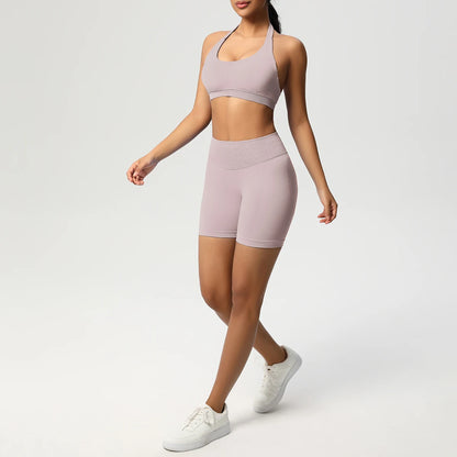 Nahtloses Yoga-Set mit Sport-BH und Shorts in helllila