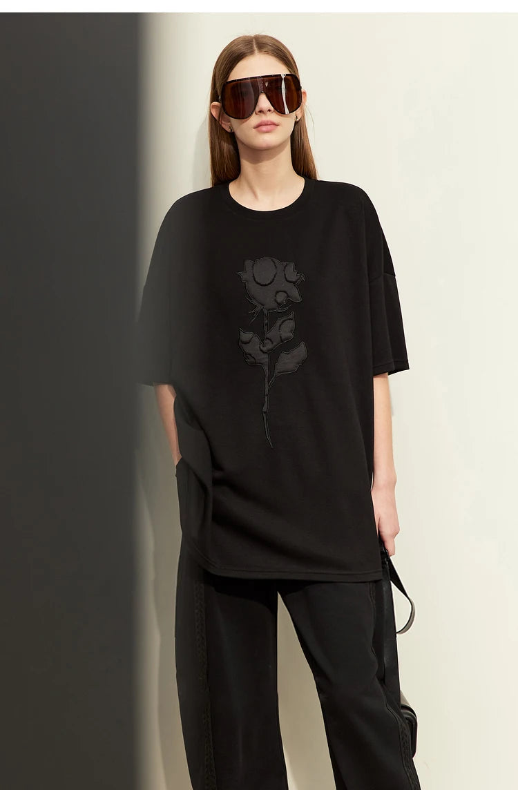 Damen T-Shirts im minimalistischen Stil mit Stickerei und O-Ausschnitt