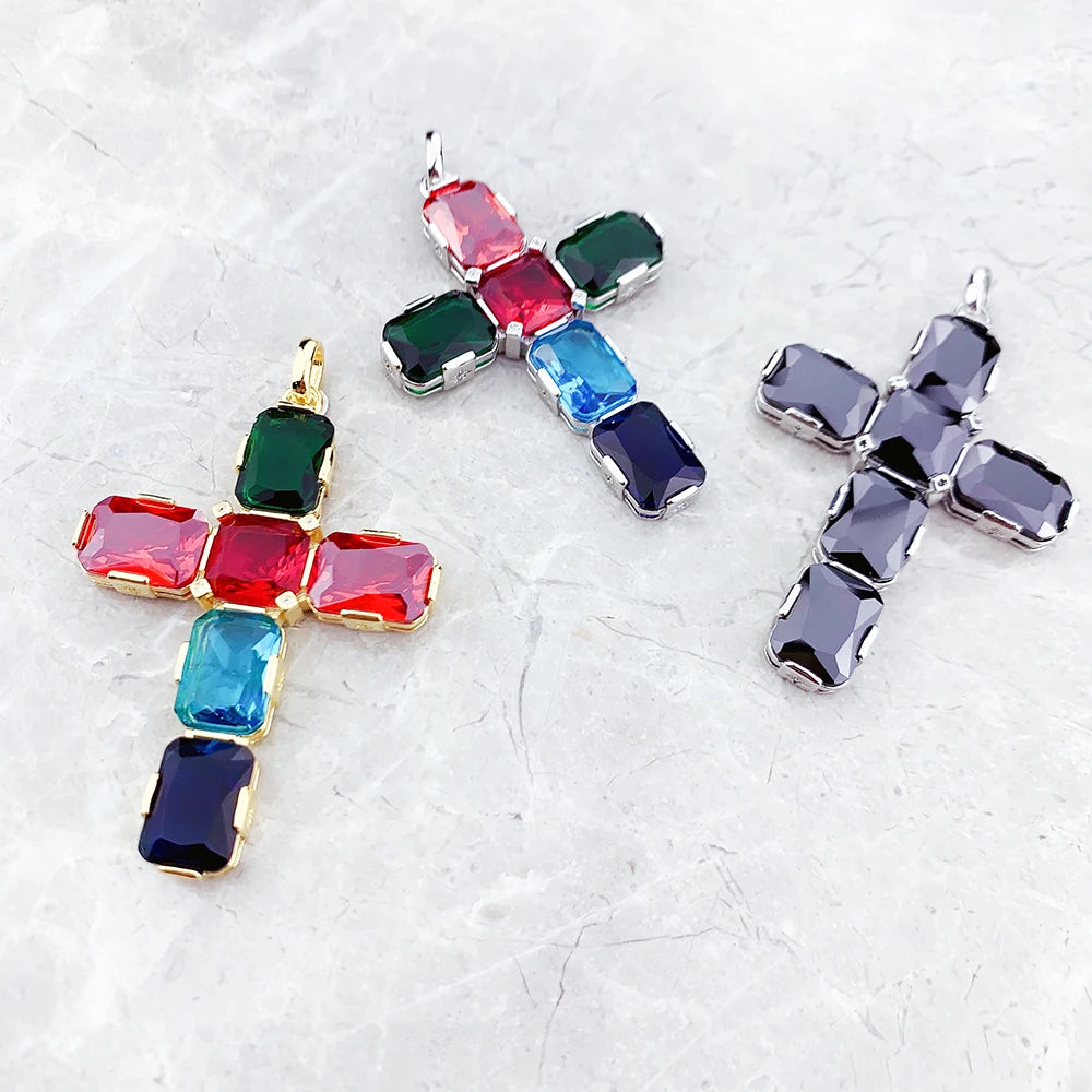 Großer Kreuz-Anhänger mit bunten quadratischen Schmucksteinen (rot, blau, grün, dunkelblau)