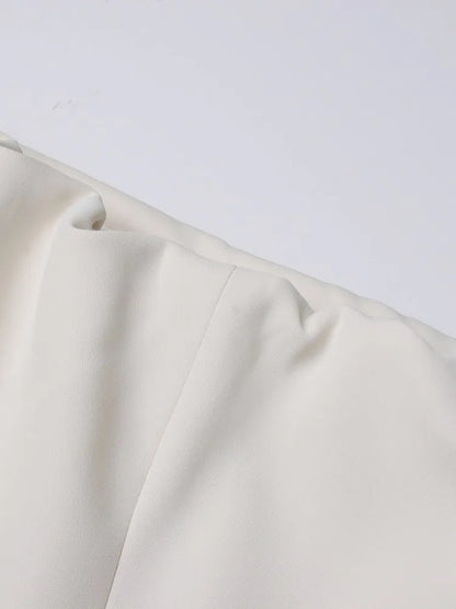 Elegantes Damen-Kleid mit Rundhalsausschnitt, kurzen Ärmeln und unregelmäßigem Patchwork-Design – figurbetont und stilvoll.