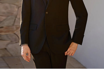 Schlanker Herren-Blazer im klassischen europäischen Stil mit hellbraunem Karomuster – ideal für Hochzeiten und formelle Anlässe