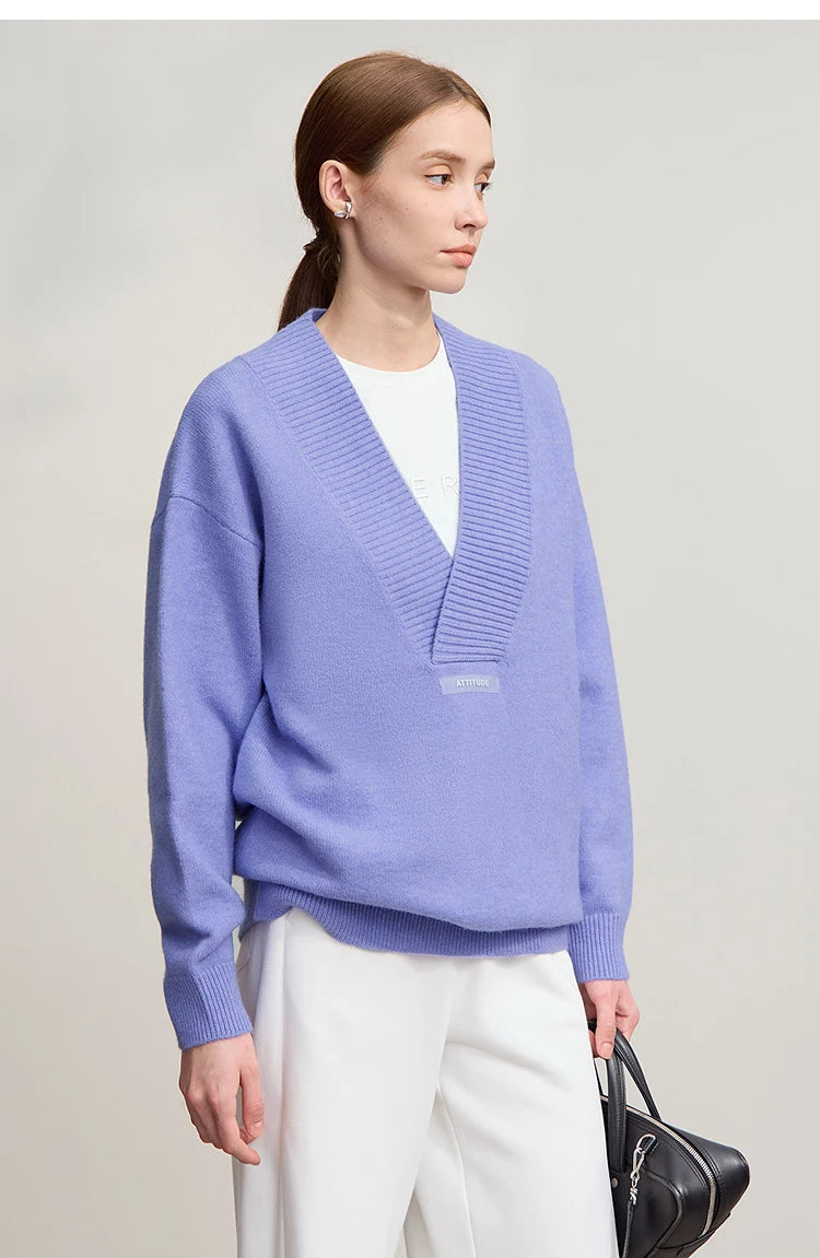 Lavendelfarbener Damen-Strickpullover mit V-Ausschnitt und gerippten Bündchen