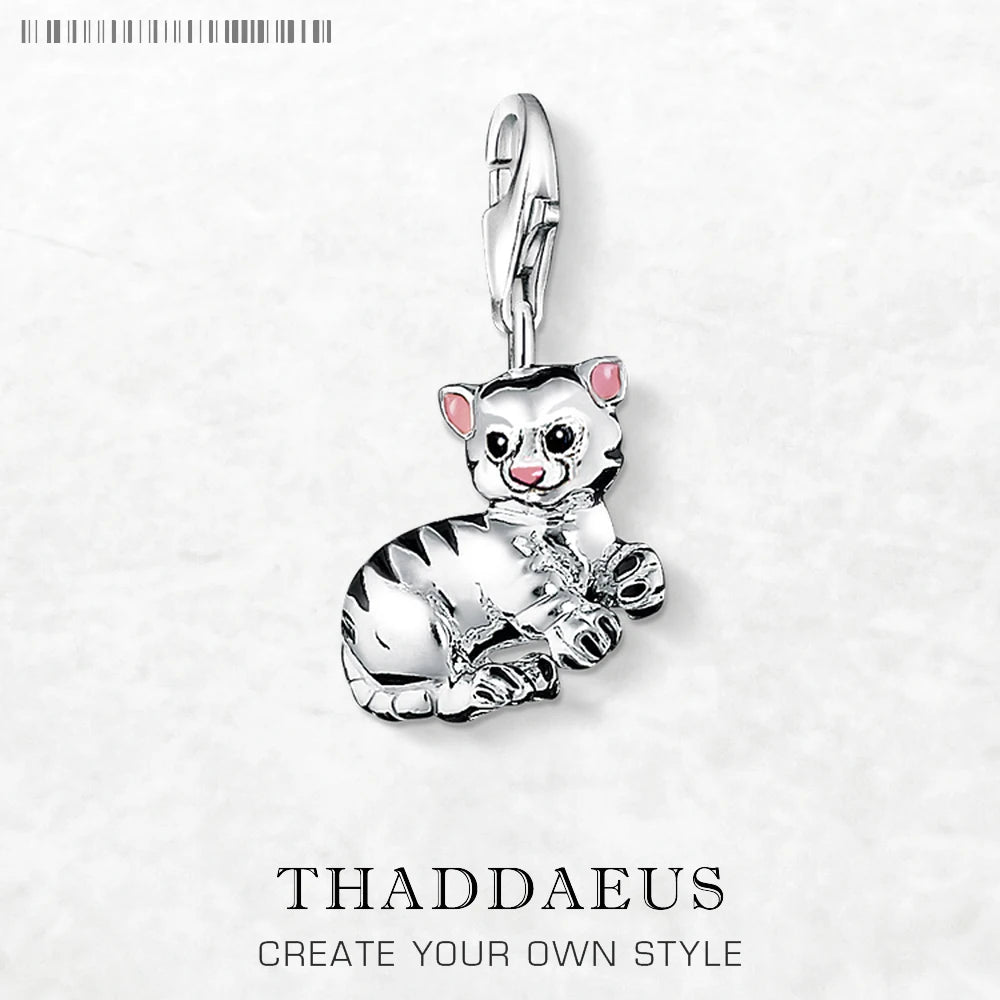 Silberner Charm-Anhänger aus 925 Sterling mit liegendem Katzenmotiv und Öse, vorne