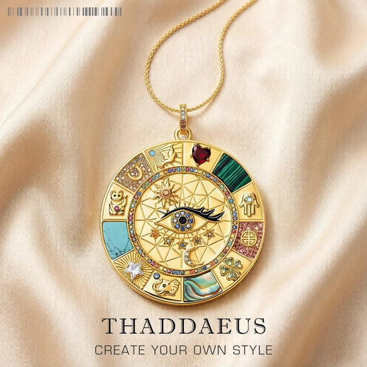 Halskette mit goldfarbener Kette und rundem mehrfarbigem Amulett-Anhänger mit Symbolen