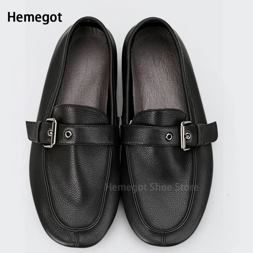 Herren-Slipper mit Schnallenriemen, schwarze Lederschuhe, Frontansicht