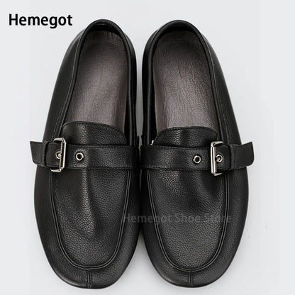 Herren-Slipper mit Schnallenriemen, schwarze Lederschuhe, Frontansicht